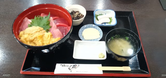 マグロ・ウニ丼